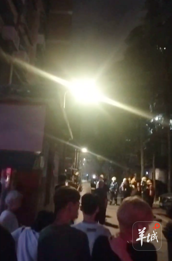 上海配资网 广东一小区凌晨传出“巨响”，空气中有浓烟味，街坊撤离时又传出第二声；物业：系电缆问题，未达到需要疏散居民的程度，因此未拉响警报
